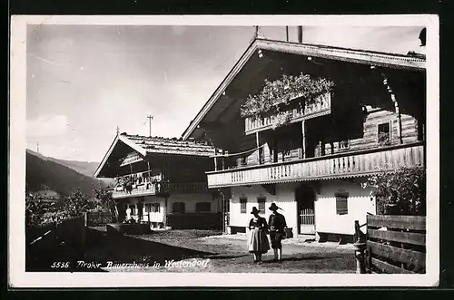 AK Westendorf, Paar steht vor einem Bauernhaus