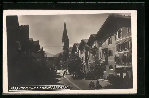 AK Kitzbühel, Hauptstrasse mit Turm im Hintergrund