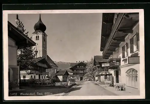 AK Westendorf, Partie bei der Kirche mit Gasthof-Pension Post