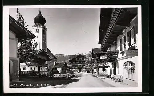 AK Westendorf, Ortspartie mit Gasthof Post und Kirche