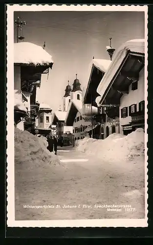 AK St. Johann, Speckbacherstrasse mit Geschäften im Schnee