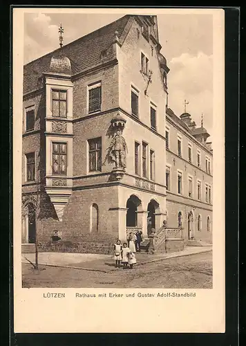 AK Lützen, Rathaus mit Erker und Gsutav Adolf-Standbild