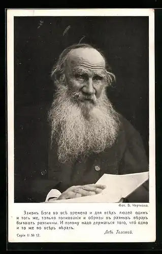 AK Dichter Tolstoi hält ein Buch in den Händen