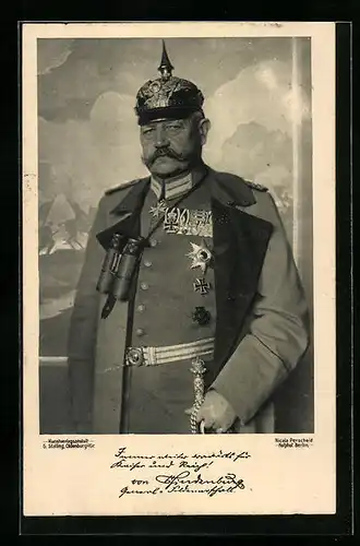 AK Portrait des uniformierten Paul von Hindenburg mit Pickelhaube und Feldstecher