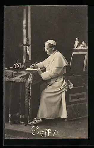 AK Papst Pius XI. an seinem Schreibtisch sitzend