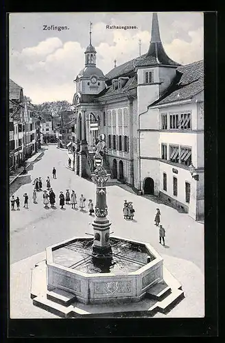 AK Zofingen, Rathausgasse mit Kindern vor dem Brunnen