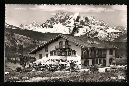 AK Mittenwald-Brunnental, Pension-Restaurant Tonihof gegen Zugspitzgruppe mit Plattspitze und Riffelwand