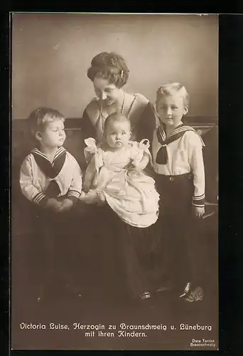 AK Victoria Luise Herzogin zu Braunschweig und Lüneburg mit ihren Kindern