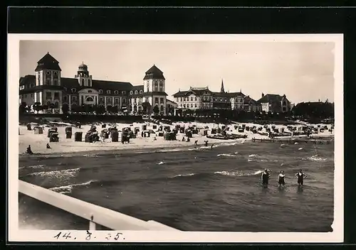 AK Binz / Rügen, Kurhaus von der Seebrücke gesehen