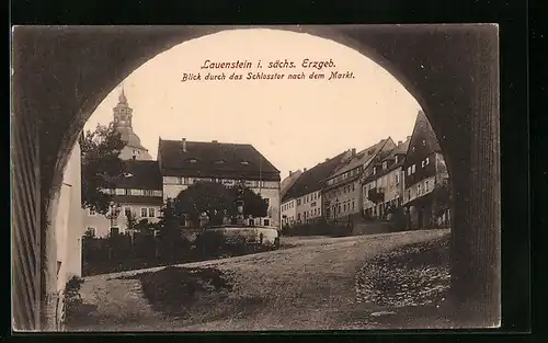 AK Lauenstein / Erzgeb., Blick durch das Schlosstor nach dem Markt