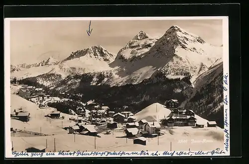 AK Inner-Arosa, verschneite Ortsansicht mit den Alpen