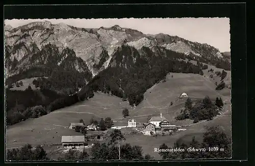 AK Riemenstalden, Ortsansicht von einem Berg aus
