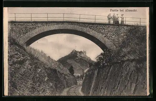 AK Altenahr, Blick durch den Eisenbahn-Einschnitt auf die Burg Ahre