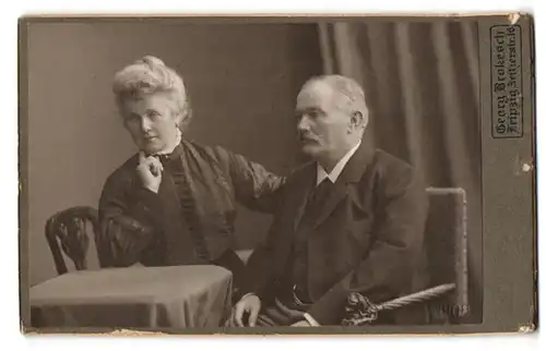 Fotografie Georg Brokesch, Leipzig, Zeitzerstr. 16, Portrait eines elegant gekleideten Paares