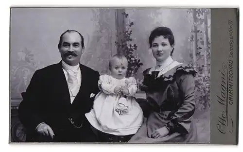 Fotografie Otto Magni, Crimmitschau, Leipzigerstr. 37, Portrait einer elegant gekleideten Familie