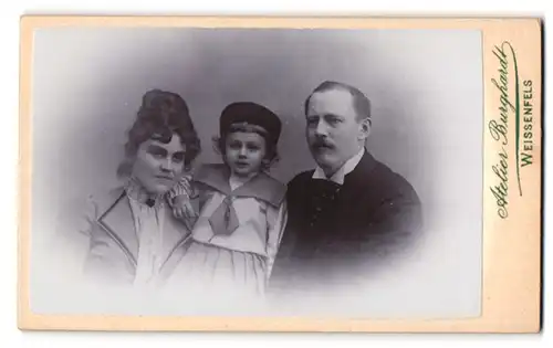 Fotografie Atelier Burghardt, Weissenfels, Portrait einer elegant gekleideten Familie