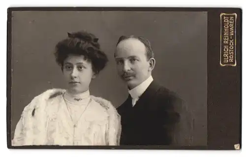 Fotografie Ulrich Reinholdt, Rostock-Waren, Kröpelinerstr. 40, Portrait eines elegant gekleideten Paares