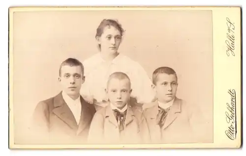 Fotografie Otto Gebhardt, Halle a. S., Gr. Ullrich-Str. 10, Portrait Mädchen mit ihren drei Brüdern