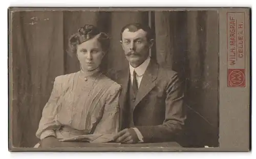 Fotografie Wilh. Margraf, Celle i. H., Portrait eines elegant gekleideten Paares