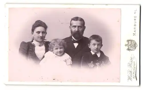 Fotografie Wilh. Risse, Marburg a. L., Portrait einer elegant gekleideten Familie