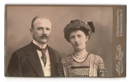 Fotografie Albin Zeidler, Kirchberg i. S., Neumarkt 138, Portrait eines elegant gekleideten Paares