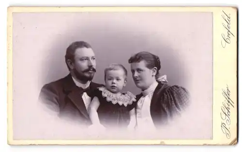 Fotografie P. Schiffer, Crefeld, Neue Linnerstr. 74, Portrait einer elegant gekleideten Familie