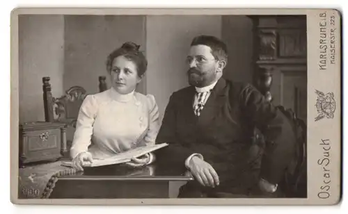Fotografie Oscar Suck, Karlsruhe i. B., Kaiserstr. 223, Portrait eines elegant gekleideten Paares