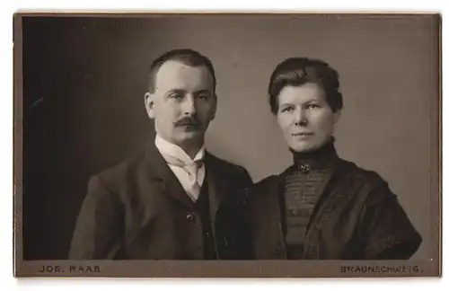 Fotografie Jos. Raab, Braunschweig, Gohlweg 40a, Portrait eines elegant gekleideten Paares