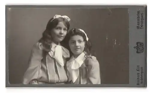 Fotografie Hubert Lill, Mannheim, Friedrichspark B5, Portrait zwei niedliche Mädchen mit Haarschleifen