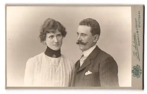 Fotografie Th. Andersen, Stuttgart, Charlottenstr. 8, Portrait eines elegant gekleideten Paares