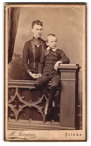 Fotografie H. Jürgens, Altona, Gr. Mühlenstr. 54, Mutter im schwarzen Kleid händehaltend mit ihrem Sohn