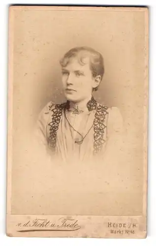 Fotografie v. d. Fecht u. Trede, Heide i. H., Markt 48, hübsche Dame im Kleid mit Verzierung