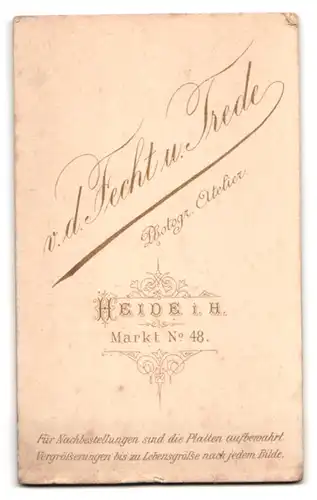 Fotografie v. d. Fecht u. Trede, Heide i. H., Markt 48, hübsche Dame im Kleid mit Verzierung