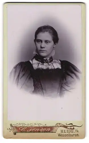 Fotografie C. Jensen, Heide i. H., junges Mädchen in schwarzem Kleid mit grossen Puffärmeln