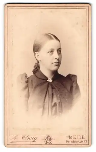 Fotografie A. Ossig, Heide, Friedrichstr. 42, Portrait junge Frau in gepunktetem Kleid seitich nach oben blickend
