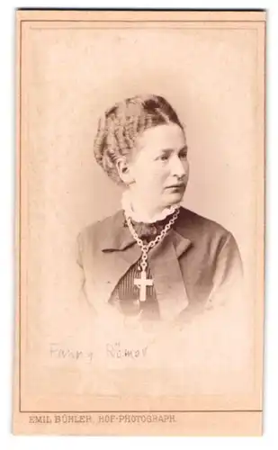 Fotografie Emil Bühler, Mannheim, gutbürgerliche Dame in hochgeschlossenem Kleid mit Kreuz an der Kette