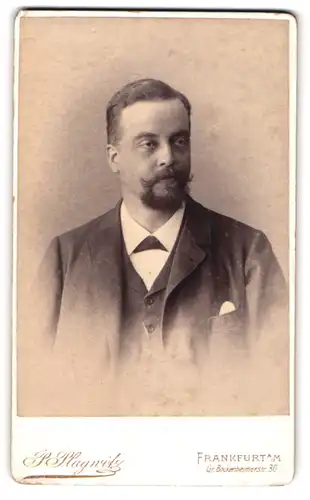 Fotografie P. Plagwitz, Frankfurt a. M., Gr. Bockenheimerstr. 30, bürgerlicher Herr im Anzug mit Bart