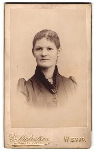 Fotografie C. Michaelsen, Wismar, Krämerstr. 19, junge Dame in schwarzem Kleid mit Tüllkragen