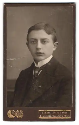 Fotografie Carl Müller, Eisenberg, Alte Post, junger Bursche im Anzug mit Krawatte
