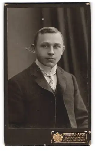 Fotografie Friedr. Haack, Jena, Am Gymnasium, adrett gekleideter junger Mann im Anzug