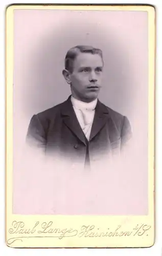 Fotografie Paul Lange, Hainichen, junger Mann im schicken Anzug mit weisser Krawatte