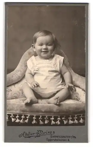 Fotografie Atelier Elvira, Ludwigshafen a. Rh., Oggersheimerstr.4, süsses lächelndes Baby im weissen Kleidchen