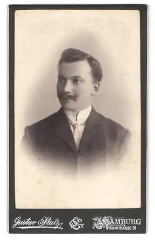 Fotografie Gustav Stutz, Hamburg, Steinstr. 61, bürgerlicher Herr im Anzug mit Schnurrbart