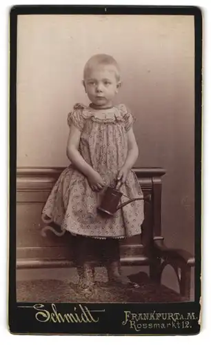 Fotografie Schmidt, Frankfurt a. M., Rossmarkt 12, süsses Kind im Sommerkleid mit Giesskanne in der Hand