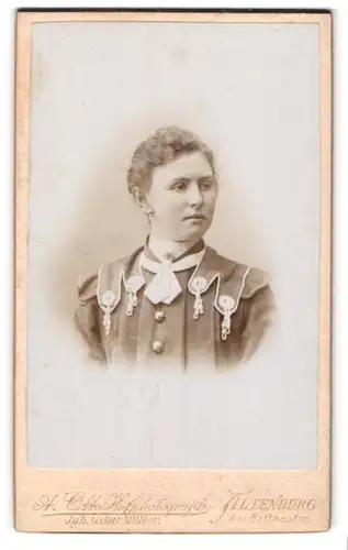 Fotografie A. Otto, Altenburg s. A., Am Hoftheater, Portrait Dame im Kleid mit Schulterdekoration