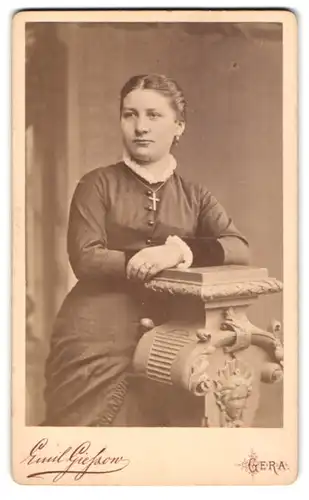 Fotografie Emil Giessow, Gera, Adelheid-Str. 1, christliche Frau im einfach geschnittenen schwarzen Kleid