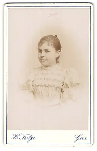 Fotografie H. Festge, Gera, Ecke der Humboldtstr., Portrait Mädchen im schicken weissen Kleid