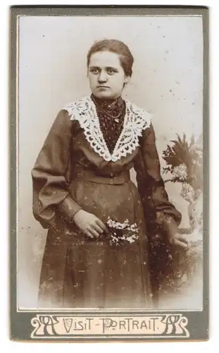 Fotografie C. Göhlert, Dresden, Radebergerstr.54, Frau im legeren schwarzen Kleid mit weissem Spitzenkragen