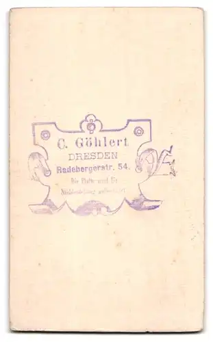 Fotografie C. Göhlert, Dresden, Radebergerstr.54, Frau im legeren schwarzen Kleid mit weissem Spitzenkragen