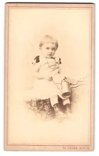 Fotografie Theodor Prümm, Berlin, Unter den Linden 51, kleines Mädchen im weissen Kleid mit Giesskanne